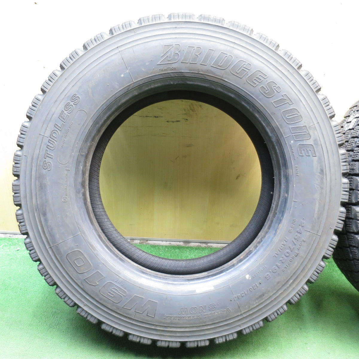 *送料無料* バリ溝！20年！8.5分★トラック タイヤ 245/70R19.5 136/134J スタッドレス ブリヂストン W910 19.5インチ★4052901クスタ