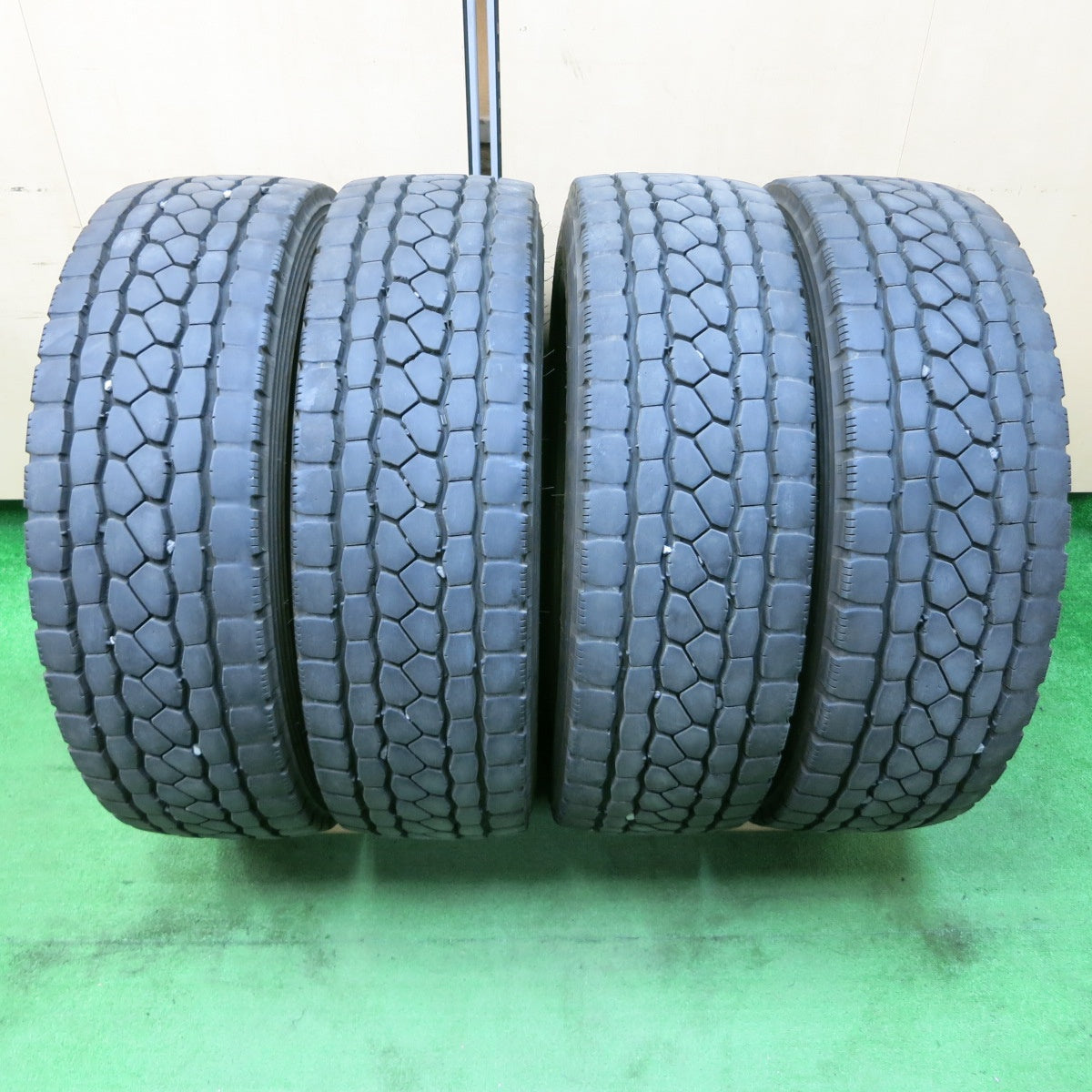 *送料無料* バリ溝！22年！8.5分★トラック タイヤ 245/70R19.5 136/134J ブリヂストン エコピア M801Ⅱ ミックス オールシーズン 19.5インチ★4031704IMオタ