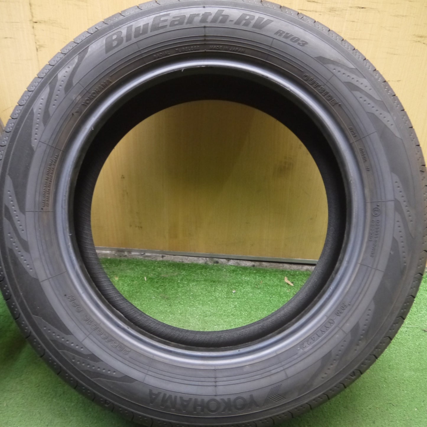 *送料無料* バリ溝！22年！9.5分★205/60R16 ヨコハマ BluEarth-RV RV03 ブルーアース タイヤ 16インチ ノア ヴォクシー ステップワゴン等★4051703Hノタ