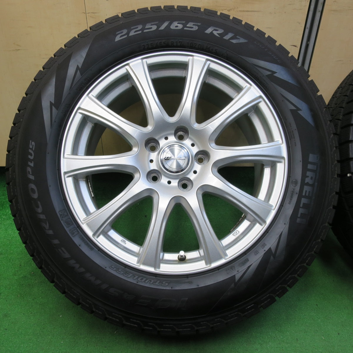 *送料無料* バリ溝！キレイ！8.5分★スタッドレス 225/65R17 ピレリ アイスアシンメトリコ プラス LAUFBAHN 17インチ  PCD114.3/5H★4070502イス