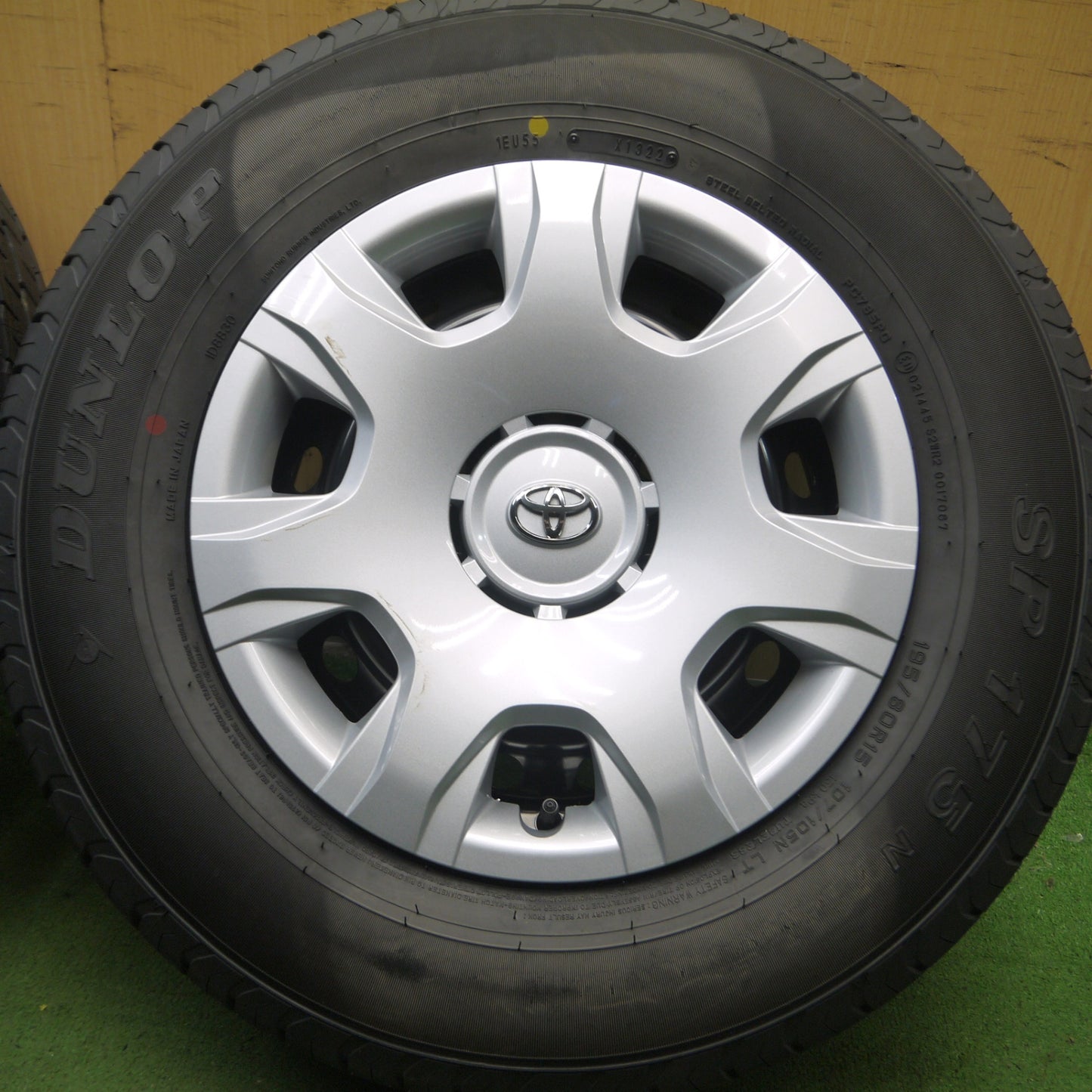 *送料無料* 新車外し！22年★トヨタ 200系 ハイエース 純正 スチール 195/80R15 107/105N ダンロップ SP175N 15インチ PCD139.7/6H★4050704Hノ