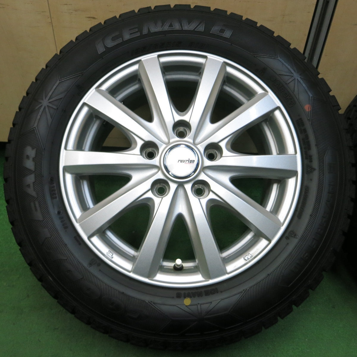 *送料無料* バリ溝！キレイ！9.5分★スタッドレス 195/65R15 グッドイヤー アイスナビ6 ravrion RS01 ラブリオン 15インチ PCD114.3/5H★4040903イス