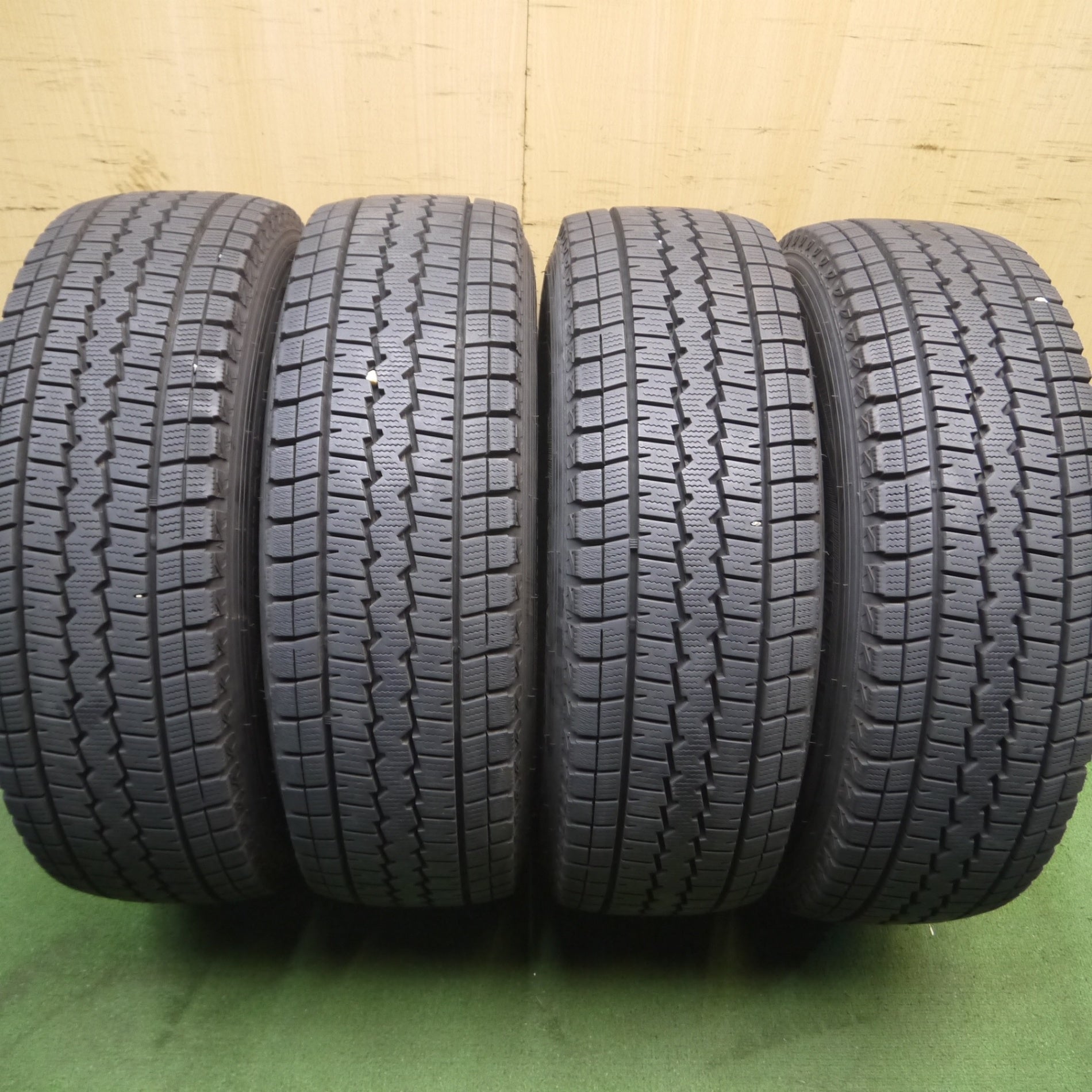 送料無料* バリ溝！9分☆ハイエース等 215/70R15 107/105L スタッドレス ダンロップ ウインターマックス SV01 スチ |  名古屋/岐阜の中古カー用品・工具の買取/販売ならガレージゲット