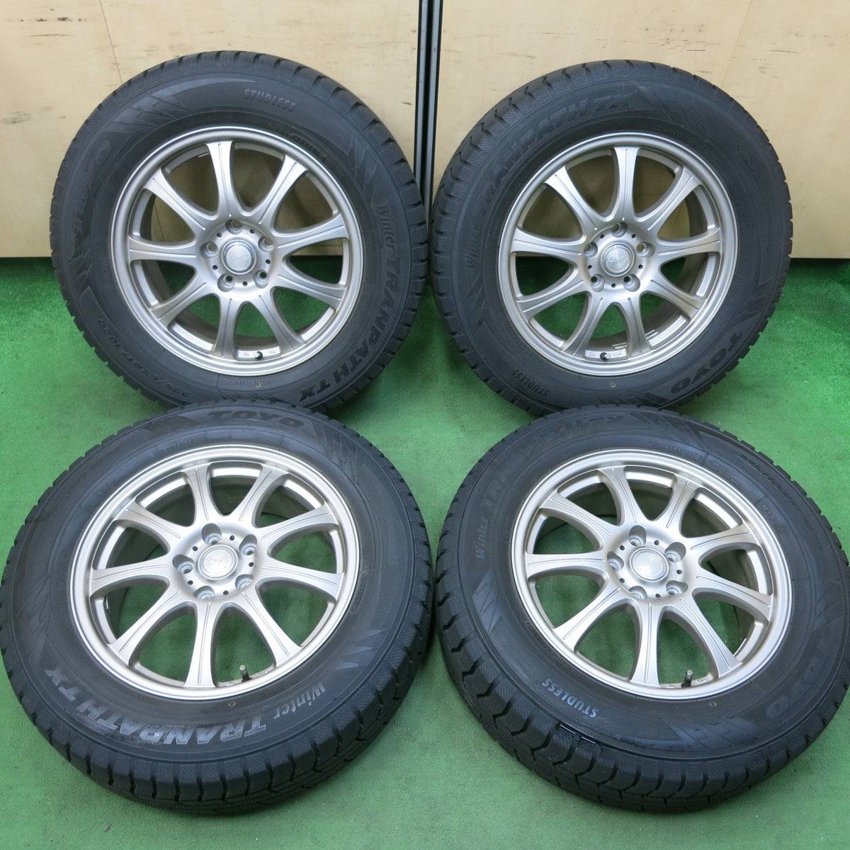 [送料無料] バリ溝！キレイ！9.5分★スタッドレス 225/65R17 トーヨー ウインター トランパス TX LAYCEA レイシア 17インチ PCD114.3/5H★4111904SYス