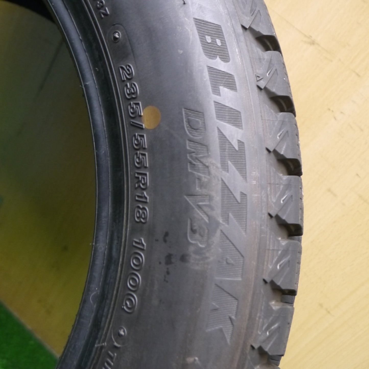 [送料無料] バリ溝！23年！9.5分！1本★スタッドレス 235/55R18 ブリヂストン ブリザック DM-V3 タイヤ 18インチ ハリアー レクサス NX 等★5010807Hスタ