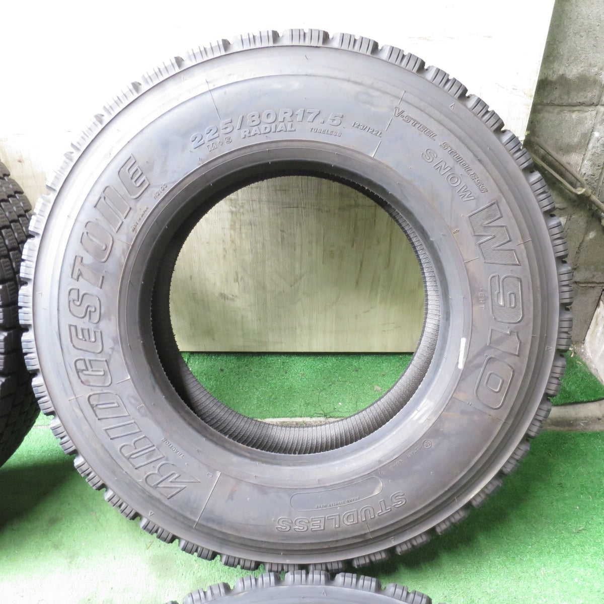 *送料無料* バリ溝！22年！9.5分★トラック タイヤ 225/80R17.5 123/122L スタッドレス ブリヂストン W910 17.5インチ★4052801クスタ