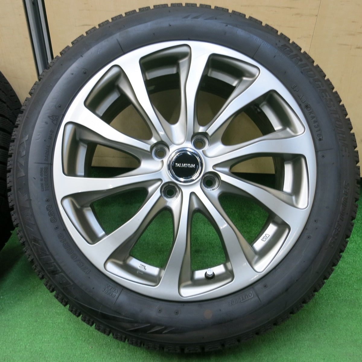 *送料無料* バリ溝！キレイ！9.5分以上★スタッドレス 175/60R16 ブリヂストン ブリザック VRX BALMINUM バルミナ PCD100/4H★4041607イス