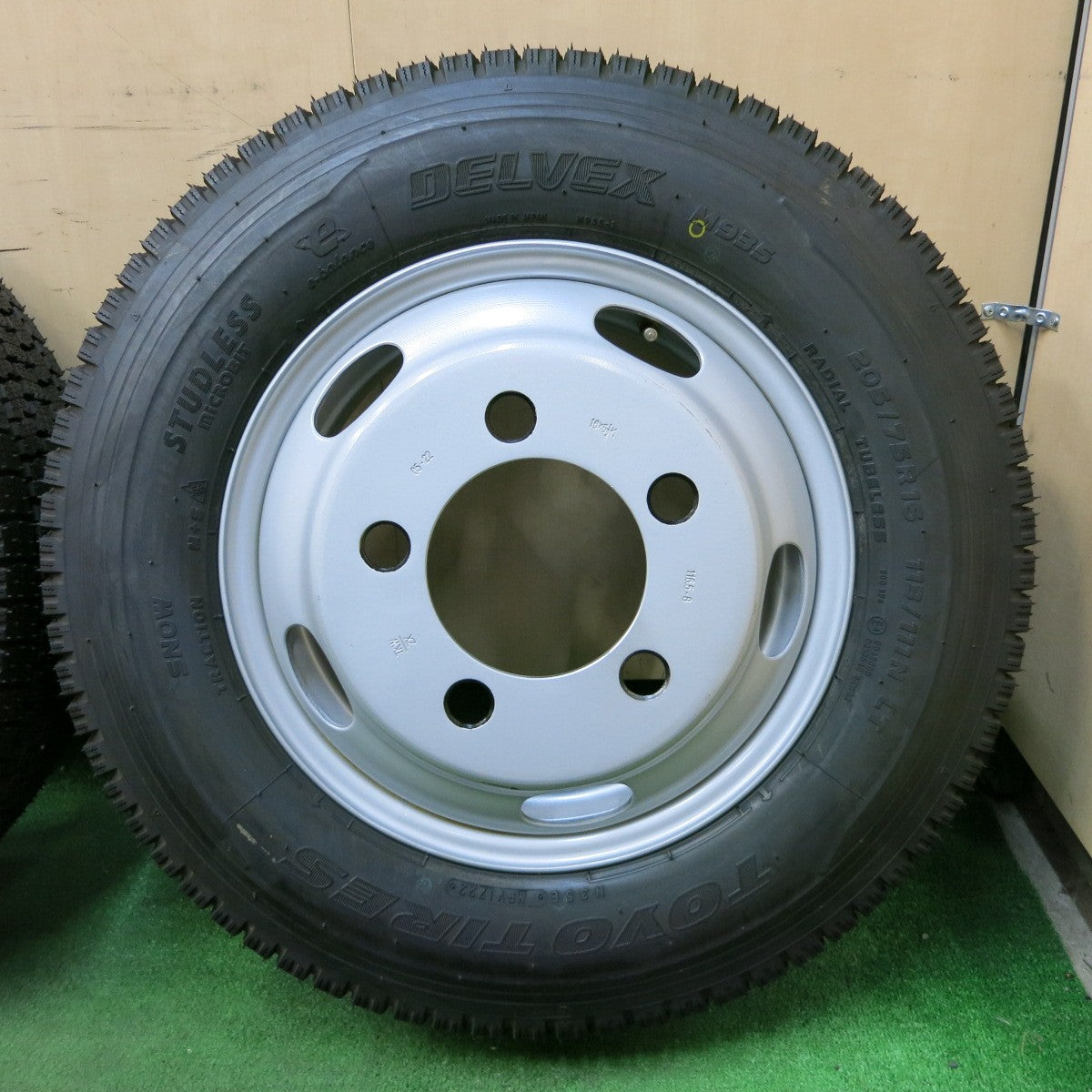 *送料無料* 未使用！22年★トラック タイヤ 205/75R16 113 111N スタッドレス トーヨー デルベックス M935 TKW スチール 116.5-8 PCD203.2/5H★4061506ナス