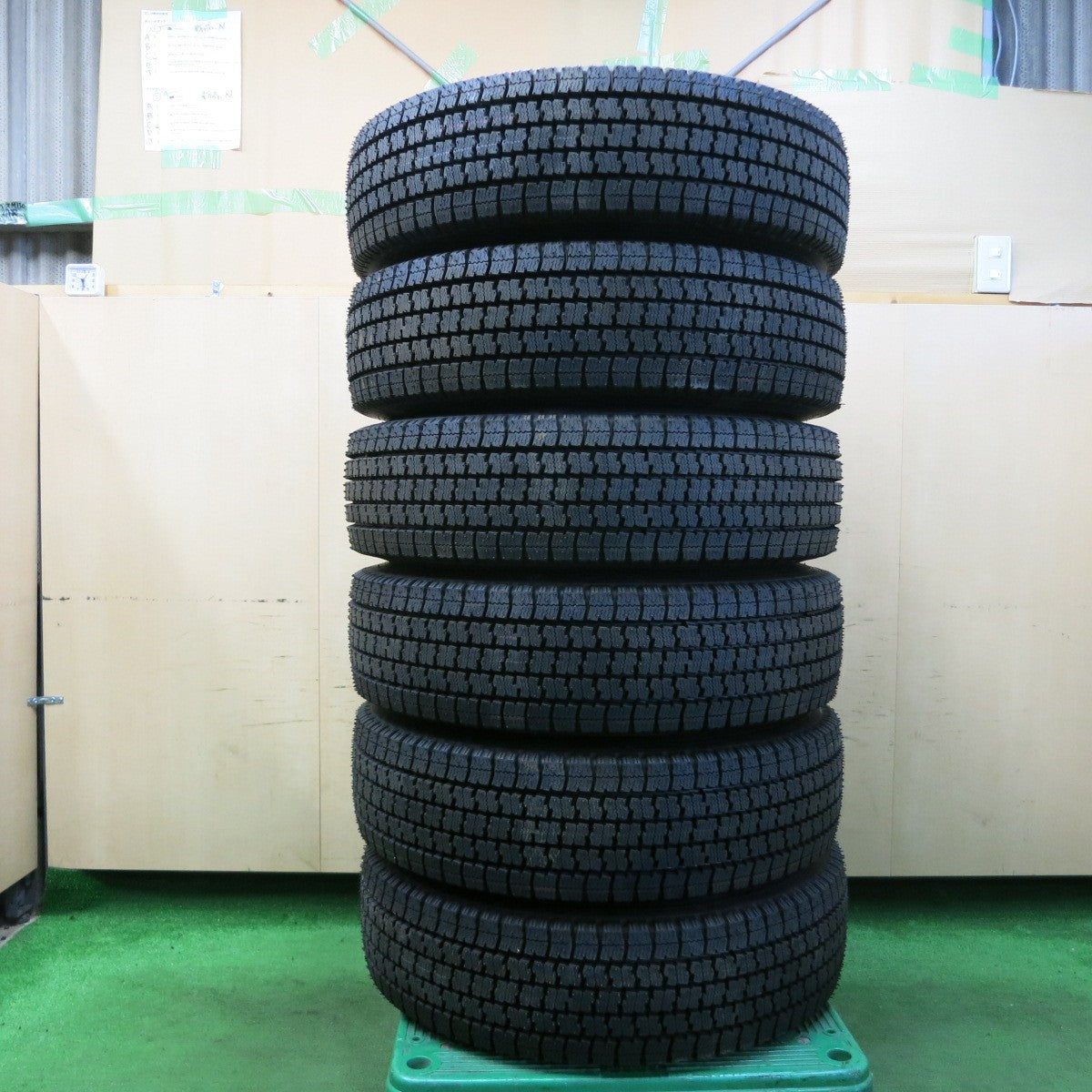 *送料無料* 未使用！22年★トラック タイヤ 205/75R16 113 111N スタッドレス トーヨー デルベックス M935 TKW スチール 116.5-8 PCD203.2/5H★4061506ナス