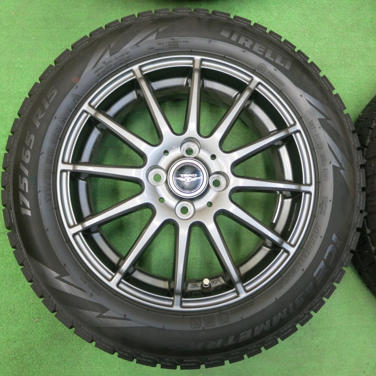 *送料無料* バリ溝！キレイ！9.5分★スタッドレス 175/65R15 ピレリ アイスアシンメトリコ TEAD テッド 15インチ PCD114.3/4H★4051112イス