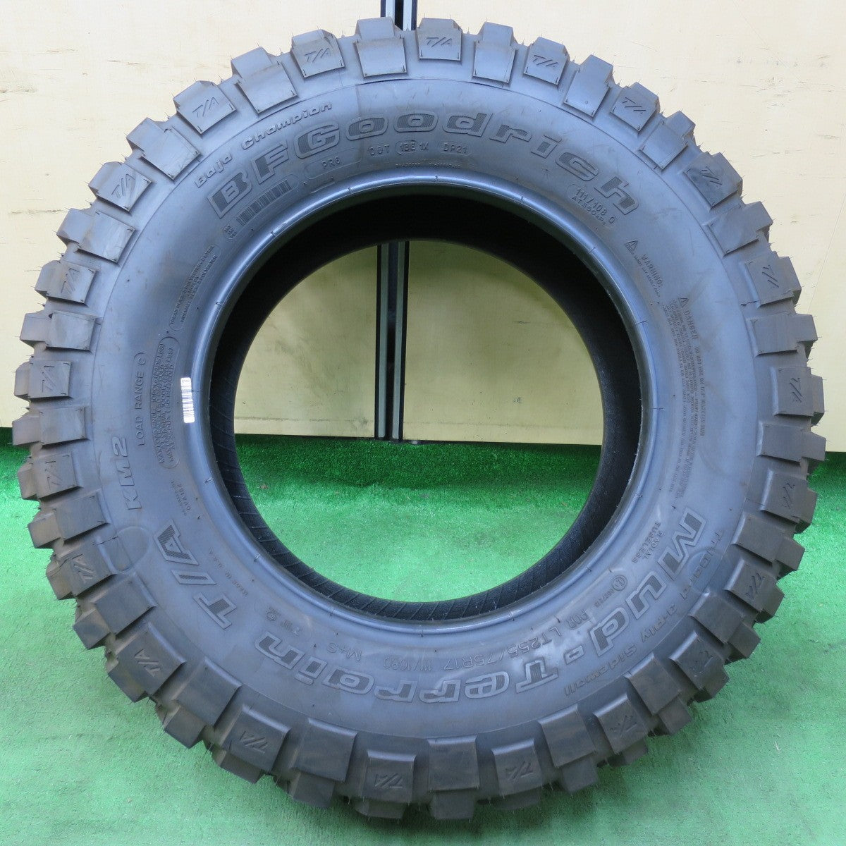 [送料無料] 未使用！22年★255/75R17 111/108Q BFグッドリッチ Mud-Terrain T/A KM2 タイヤ 17インチ ランクル プラド ジープ ラングラー 等★4101104イノタ