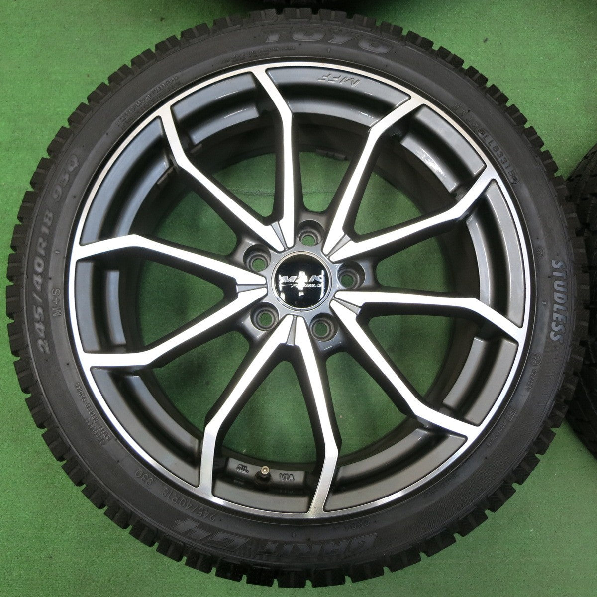 *送料無料* 超バリ溝！ほぼ10分★アウディ等 MAK FF SERIES 245/40R18 スタッドレス トーヨー ガリット G4 18インチ PCD112/5H★4050809イス