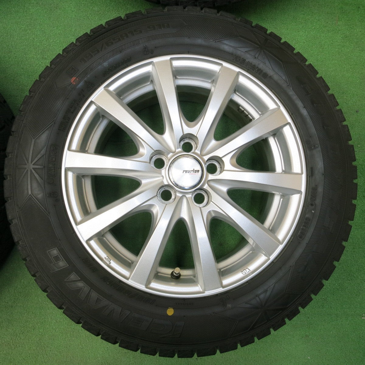 *送料無料* バリ溝！キレイ！8.5分★プリウス等 195/65R15 スタッドレス グッドイヤー アイスナビ6 ravrion RS01 ラブリオン 15インチ PCD100/5H★4042709イス