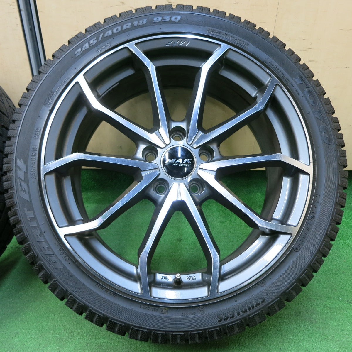 *送料無料* 超バリ溝！ほぼ10分★アウディ等 MAK FF SERIES 245/40R18 スタッドレス トーヨー ガリット G4 18インチ PCD112/5H★4050809イス