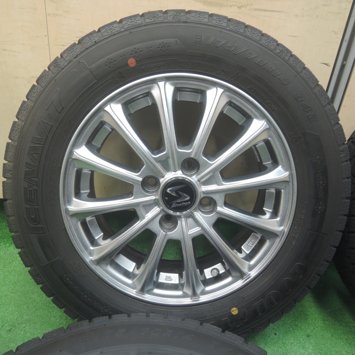 *送料無料* バリ溝！22年！キレイ！9.5分★スタッドレス 175/70R14 グッドイヤー アイスナビ7 Strategy ストラテジー 14インチ PCD100/4H★4070405SYス