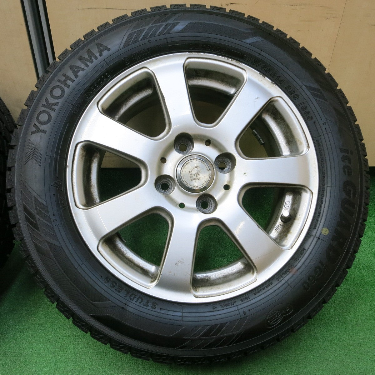 *送料無料* バリ溝！22年！ほぼ10分★スタッドレス 175/65R14 ヨコハマ アイスガード iG60 Grave 14インチ PCD100/4H★4042505イス