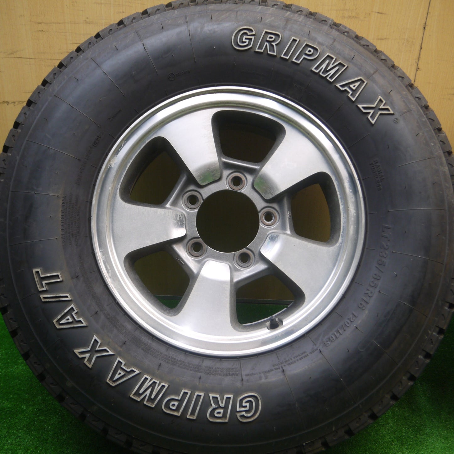 *送料無料* バリ溝！21年！9.5分★スズキ ジムニー 純正 ENEKI 235/85R16 120/116S GRIPMAX A/T ホワイトレター エンケイ PCD139.7/5H★4090207Hノ