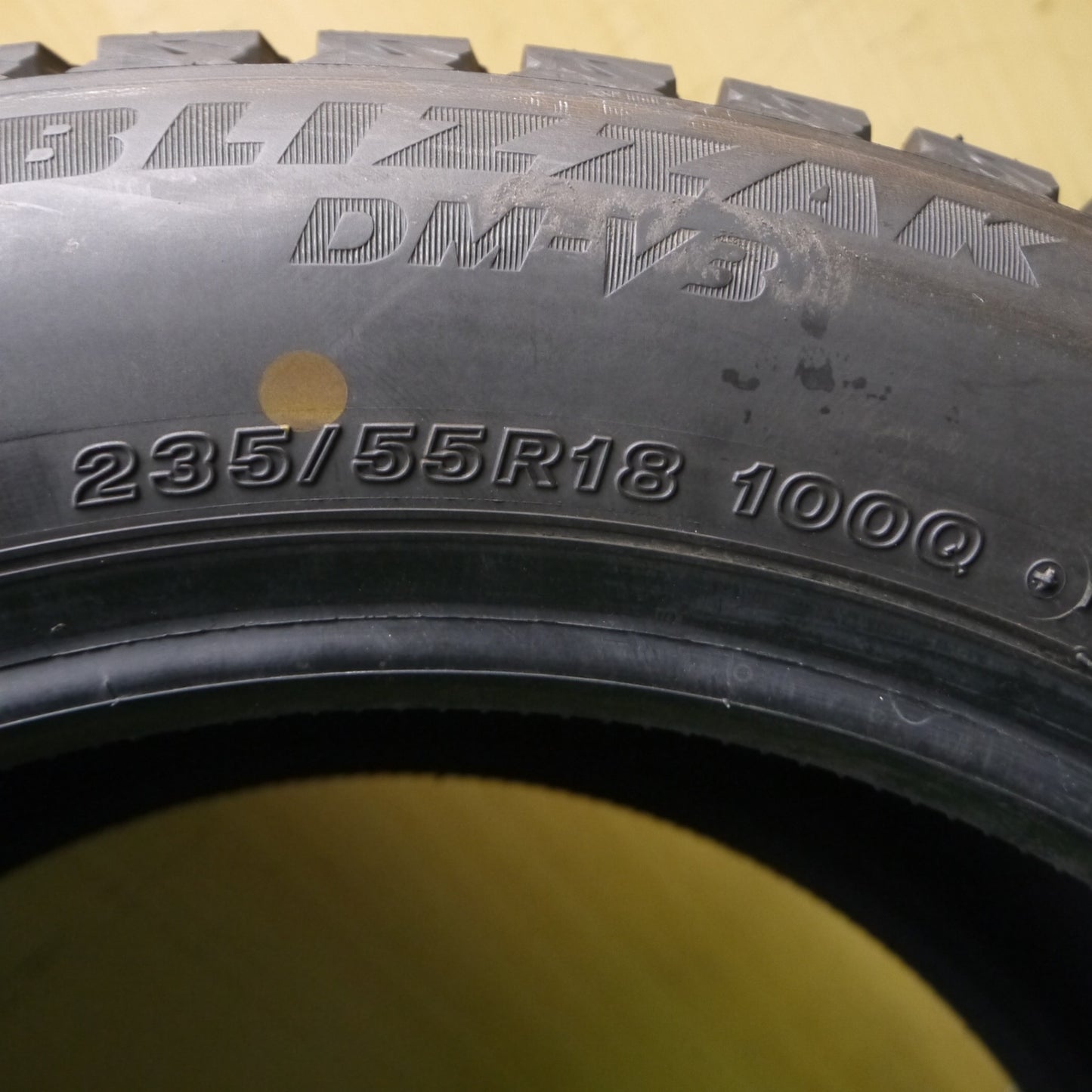 [送料無料] バリ溝！23年！9.5分！1本★スタッドレス 235/55R18 ブリヂストン ブリザック DM-V3 タイヤ 18インチ ハリアー レクサス NX 等★5010807Hスタ