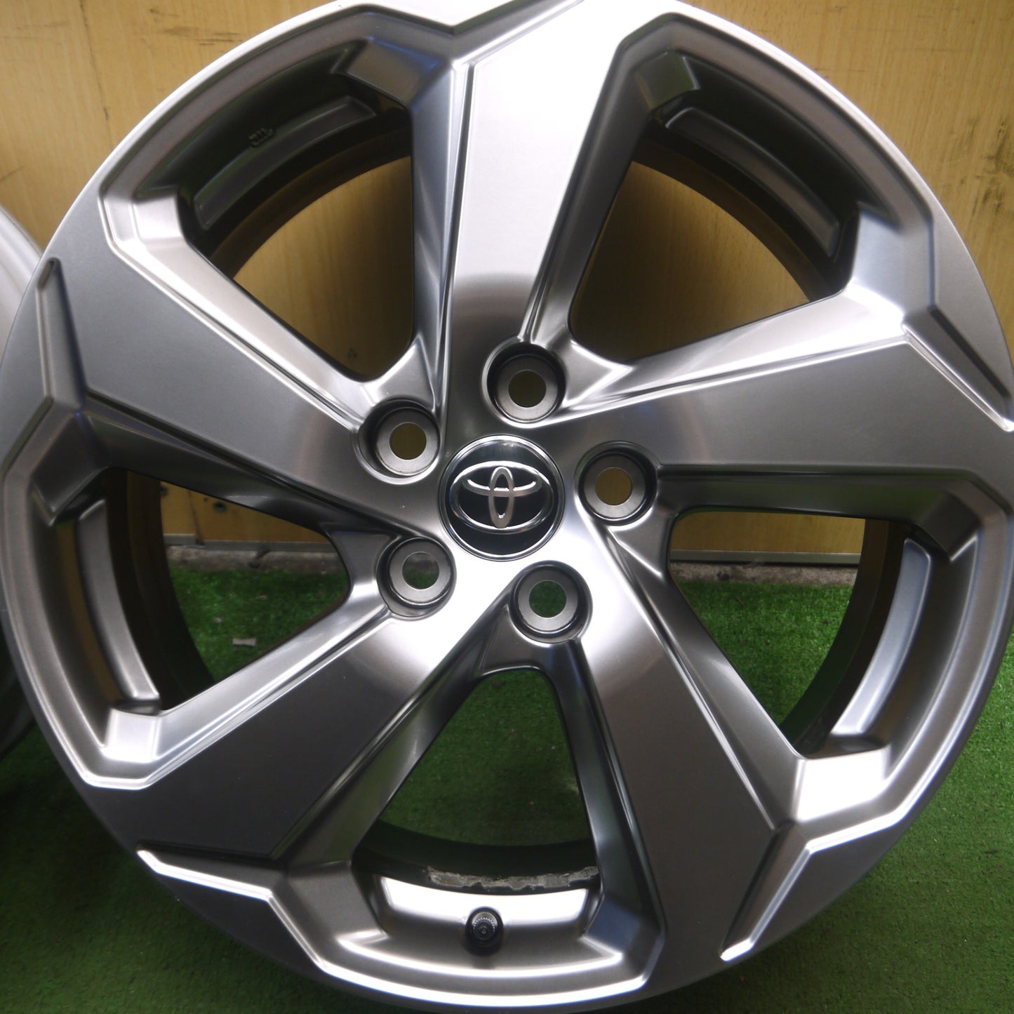 *送料無料* ほぼ新車外し★トヨタ RAV4 純正 ホイール 18インチ 18×7J PCD114.3/5H★4062508Hホ