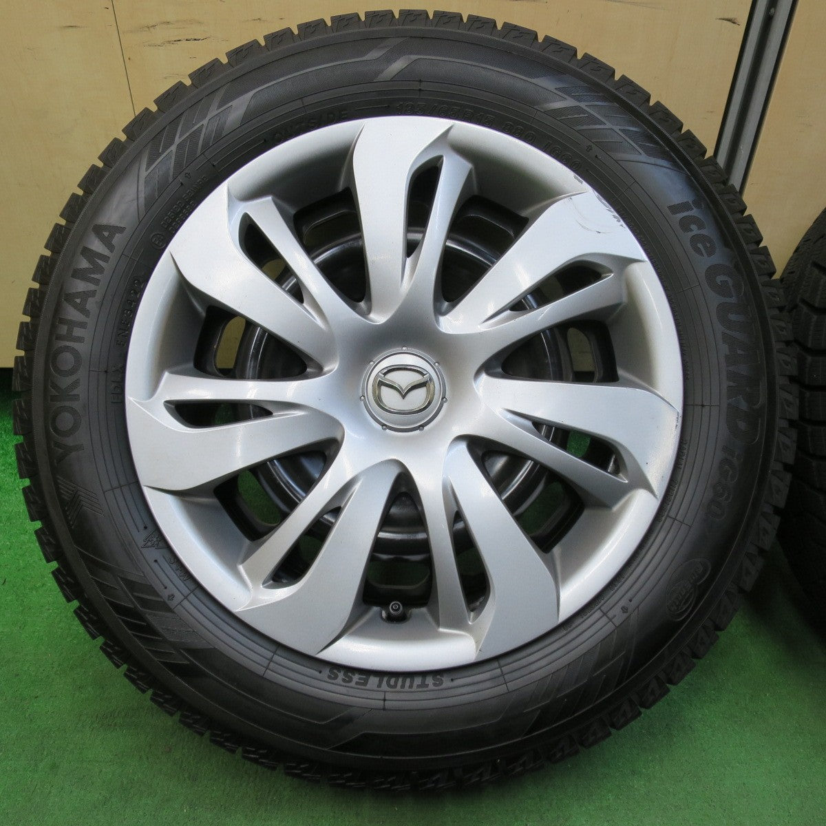 [送料無料] バリ溝！22年！9.5分★マツダ デミオ 純正 スチール 185/65R15 スタッドレス ヨコハマ アイスガード iG60 15インチ PCD100/4H★4110904イス