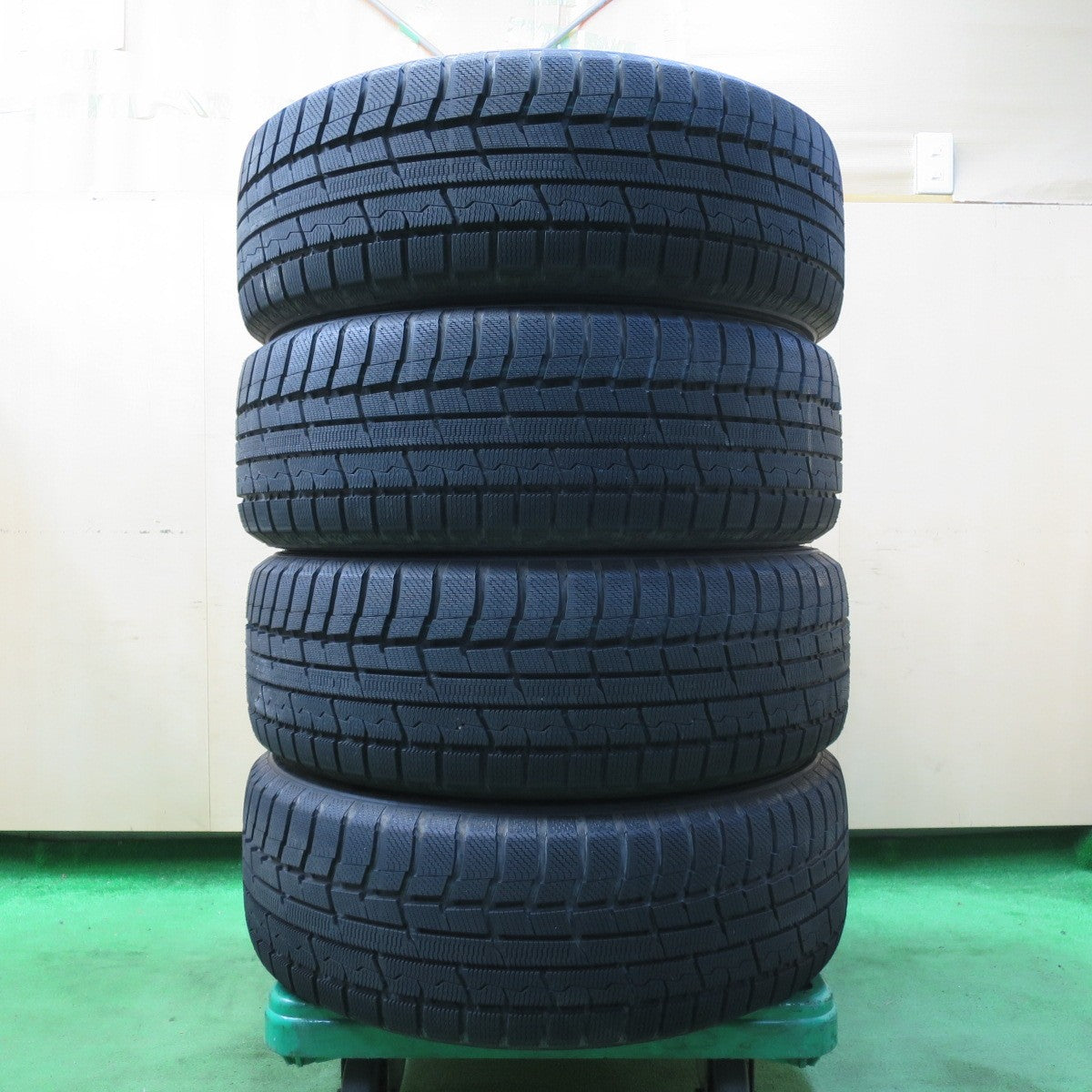 *送料無料* タイヤほぼ未使用！キレイ★三菱 デリカ D:5 純正 225/55R18 スタッドレス トーヨー ウインター トランパス TX D5 PCD114.3/5H★4082404イス