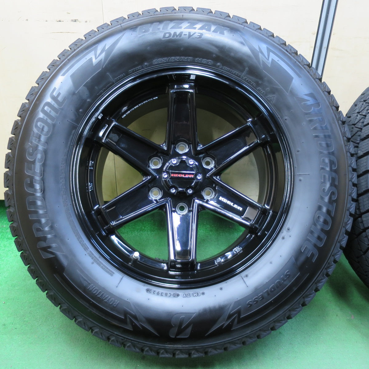 [送料無料] バリ溝！22年！キレイ！9.5分★KEELER スタッドレス 265/65R17 ブリヂストン ブリザック DM-V3 キーラー 17インチ PCD139.7/6H★4102501イス