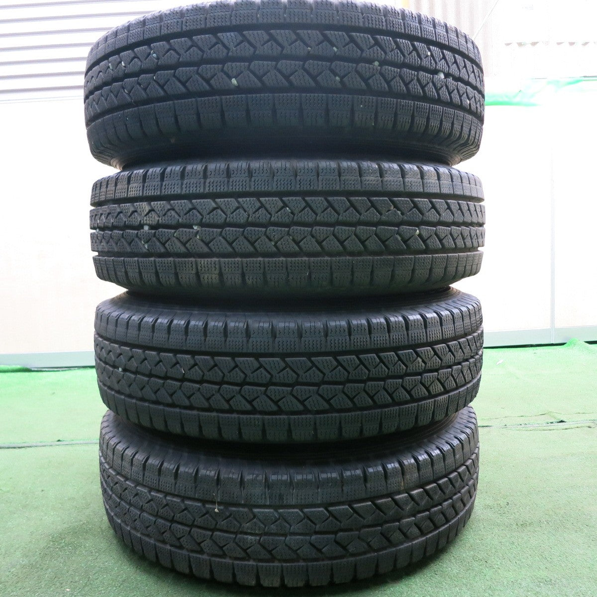 *送料無料* バリ溝！20年！9.5分★トヨタ 200系 ハイエース 純正 スチール 195/80R15 スタッドレス ブリヂストン ブリザック VL1 PCD139.7/6H★4070506HAス