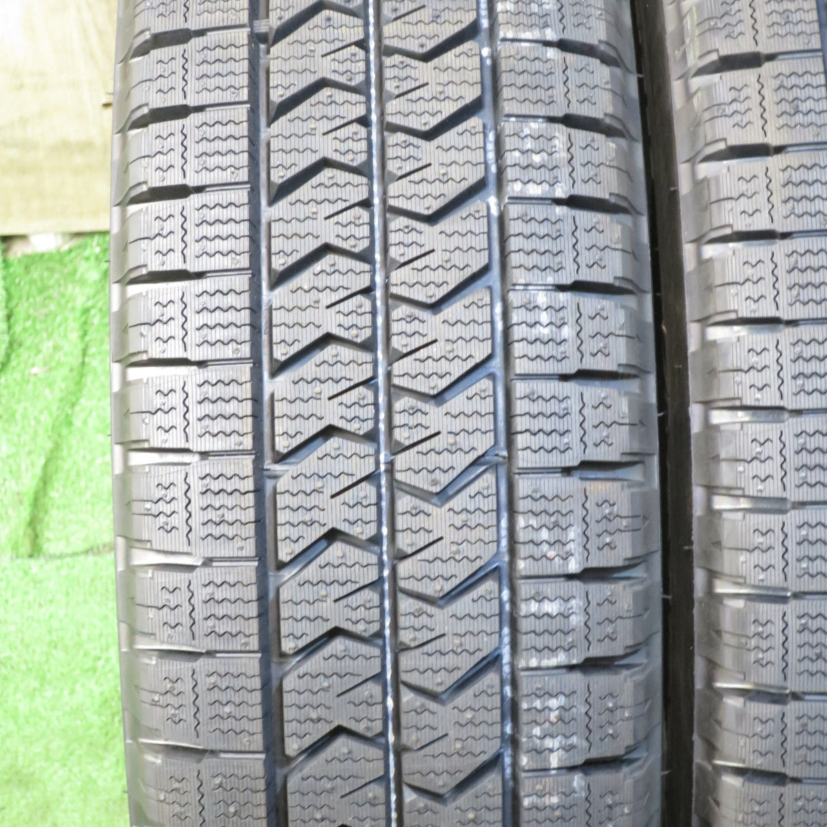 *送料無料* 未使用！23年★トラック タイヤ 205/70R16 111/109N スタッドレス ブリヂストン ブリザック W989 16インチ★4052405クスタ