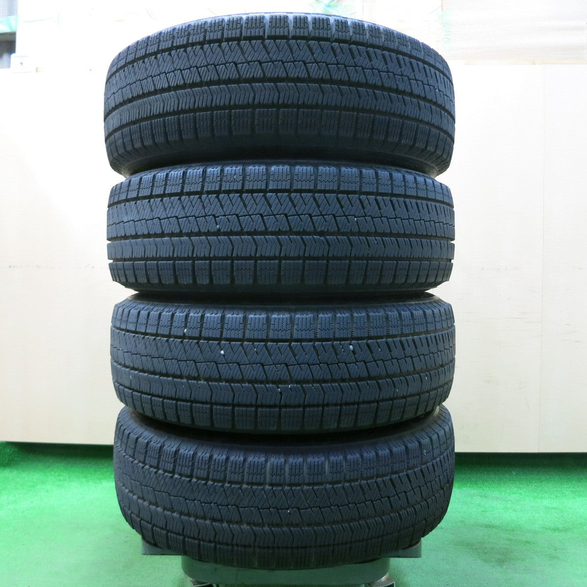 *送料無料* バリ溝！21年！キレイ！9.5分以上★スタッドレス 195/65R15 ブリヂストン ブリザック VRX2 LEBEN レーベン  15インチ PCD114.3/5H★4041104イス