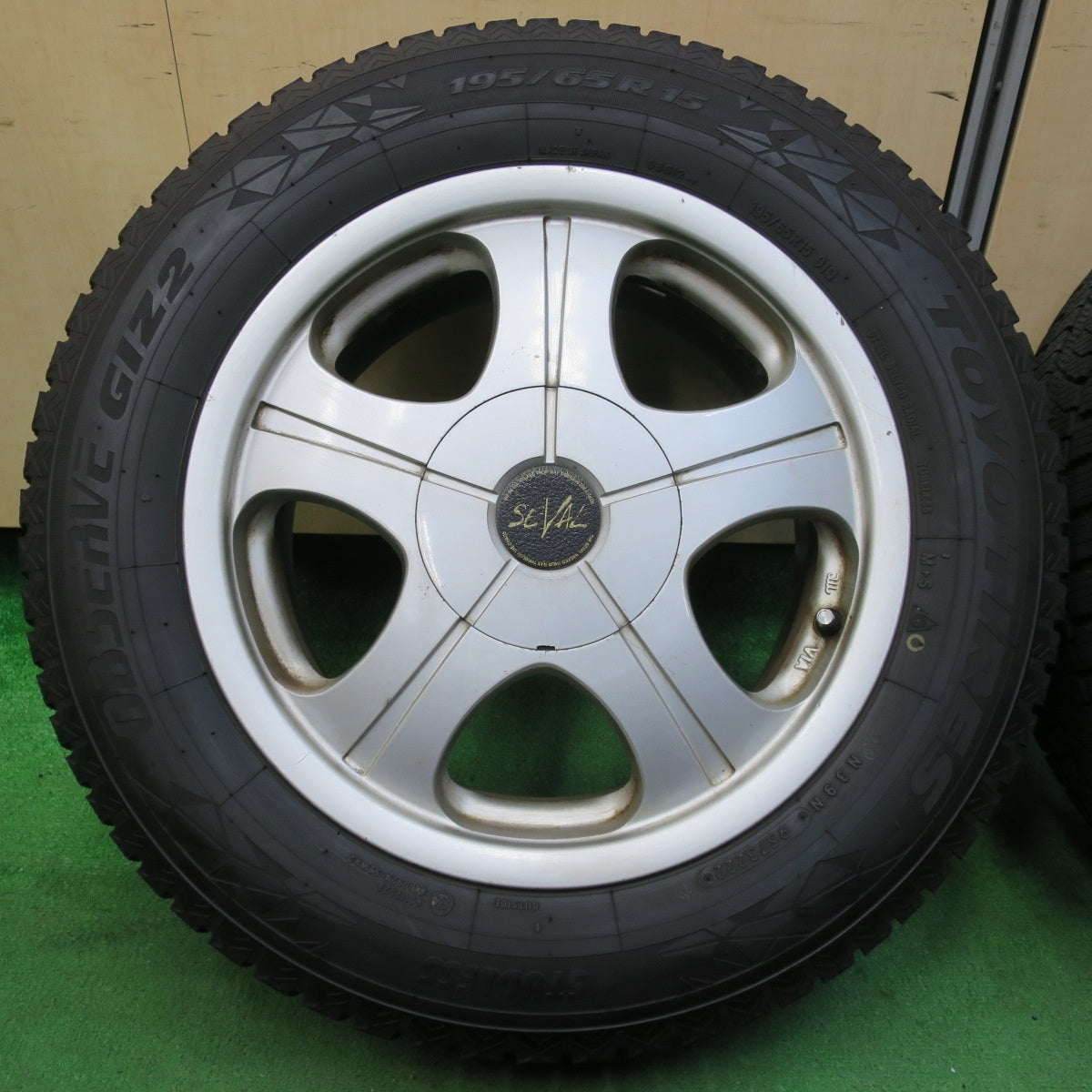 *送料無料* バリ溝！22年！9.5分★スタッドレス 195/65R15 トーヨー オブザーブ GIZ2 SEVAL 15インチ PCD114.3/4H 5H マルチ★4082901イス