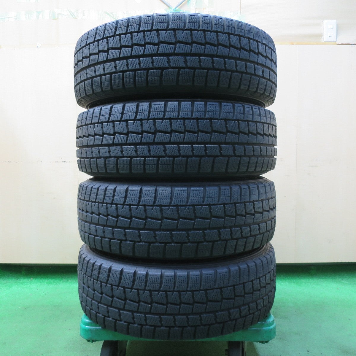 *送料無料* バリ溝！キレイ！9.5分以上★スタッドレス 205/60R16 ダンロップ ウインターマックス WM01 DUFACT デュファクト 16インチ PCD114.3/5H★4090103イス