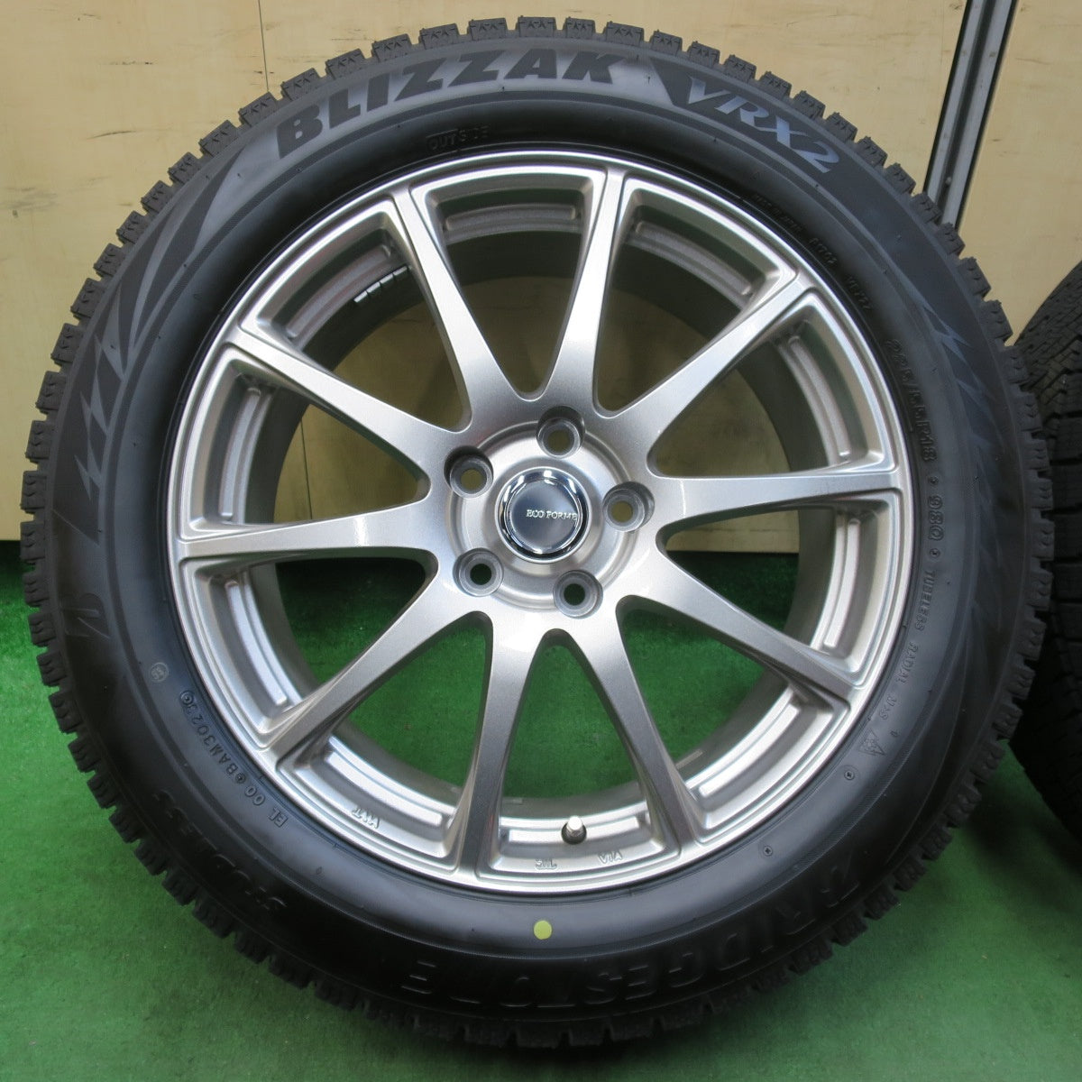 [送料無料] バリ溝！23年！キレイ！ほぼ10分★スタッドレス 225/55R18 ブリヂストン ブリザック VRX2 ECO FORME エコフォルム 18インチ PCD114.3/5H★4121001イス