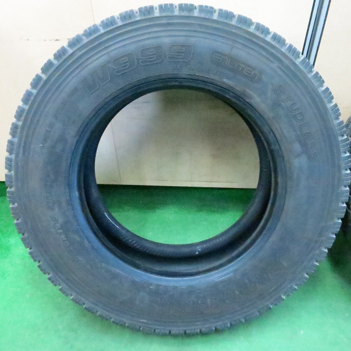 *送料無料* バリ溝！23年！9.5分★トラック タイヤ 245/70R19.5 136/134J スタッドレス ブリヂストン W999 19.5インチ★4050408ナス