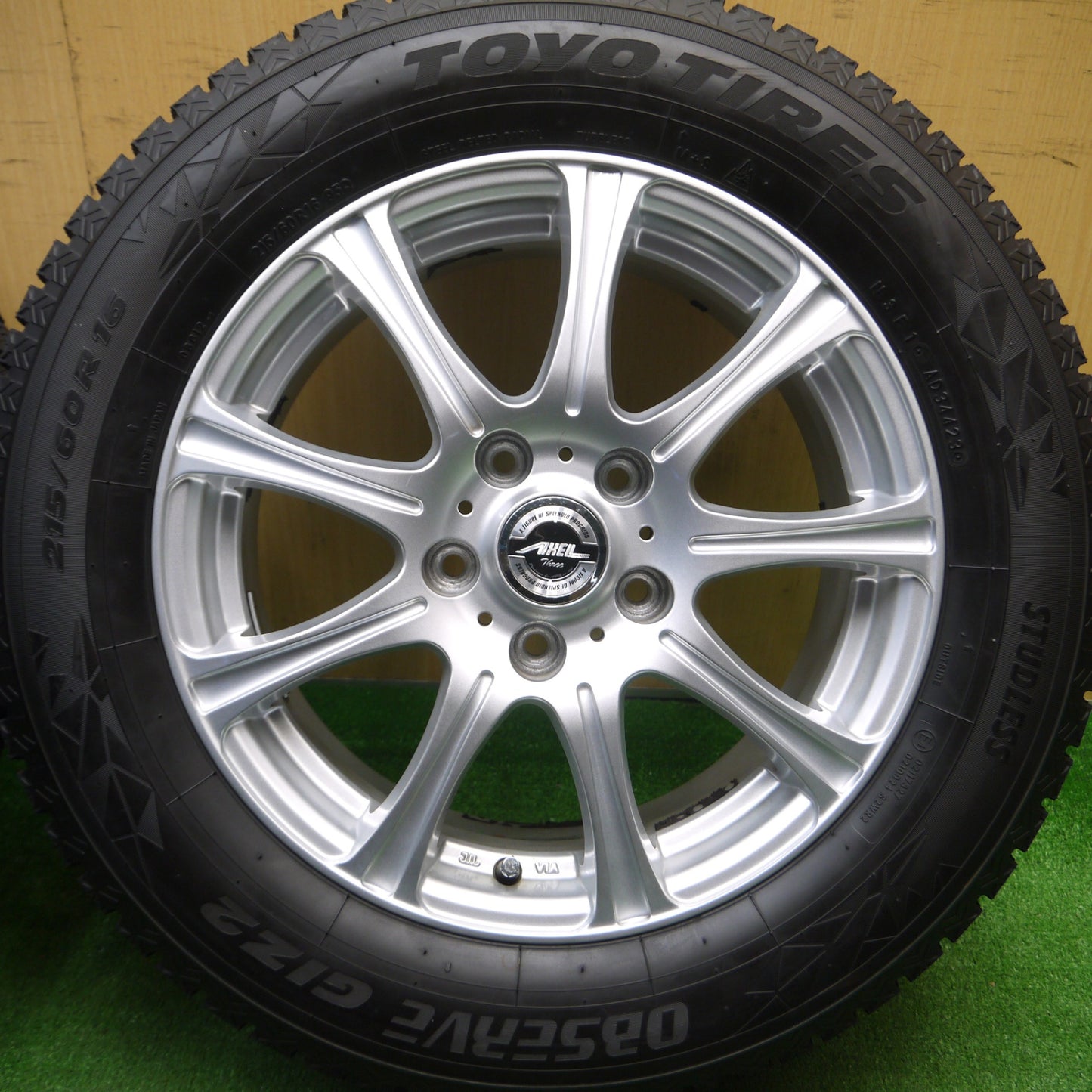 [送料無料] 超バリ溝！23年！キレイ！ほぼ10分★スタッドレス 215/60R16 トーヨー オブザーブ GIZ2 AXEL Three アクセル 16インチ PCD114.3/5H★5010808Hス