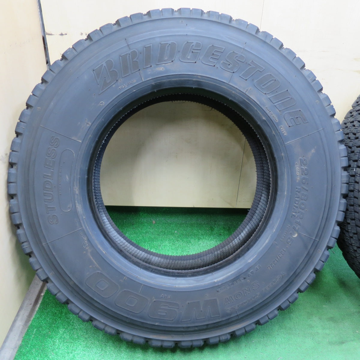 *送料無料* バリ溝！22年！9分★トラック タイヤ 225/80R17.5 123/122L スタッドレス ブリヂストン W900 17.5インチ★4070705イスタ