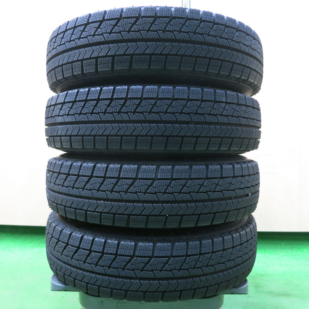 *送料無料* 超バリ溝！20年！ほぼ10分★スタッドレス 145/80R13 ブリヂストン ブリザック VRX スチール 13インチ PCD100 110 114.3/4H マルチ★4042305イス