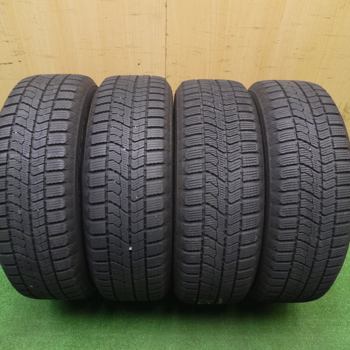 [送料無料] バリ溝！23年！キレイ！ほぼ10分★シエンタ 等 185/60R15 スタッドレス トーヨー オブザーブ GIZ2 ravrion ラブリオン 15インチ PCD100/5H★4103005Hス