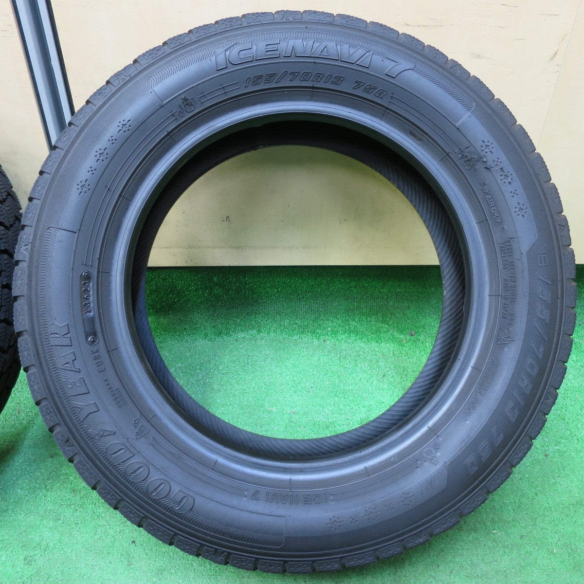 *送料無料* バリ溝！23年！9分★スタッドレス 155/70R13 グッドイヤー アイスナビ7 タイヤ 13インチ バモス ミライース  エブリィワゴン 等★4072105イスタ