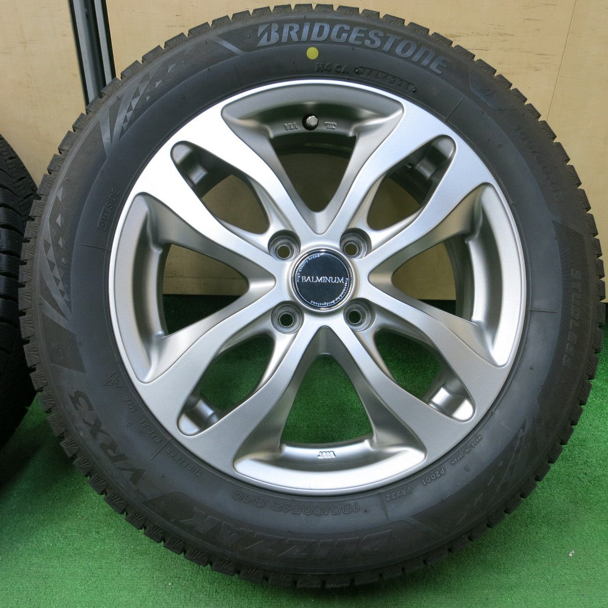 *送料無料* バリ溝！21年！キレイ！9分★スタッドレス 185/60R15 ブリヂストン ブリザック VRX3 BALMINUM バルミナ 15インチ PCD100/4H★4042909イス