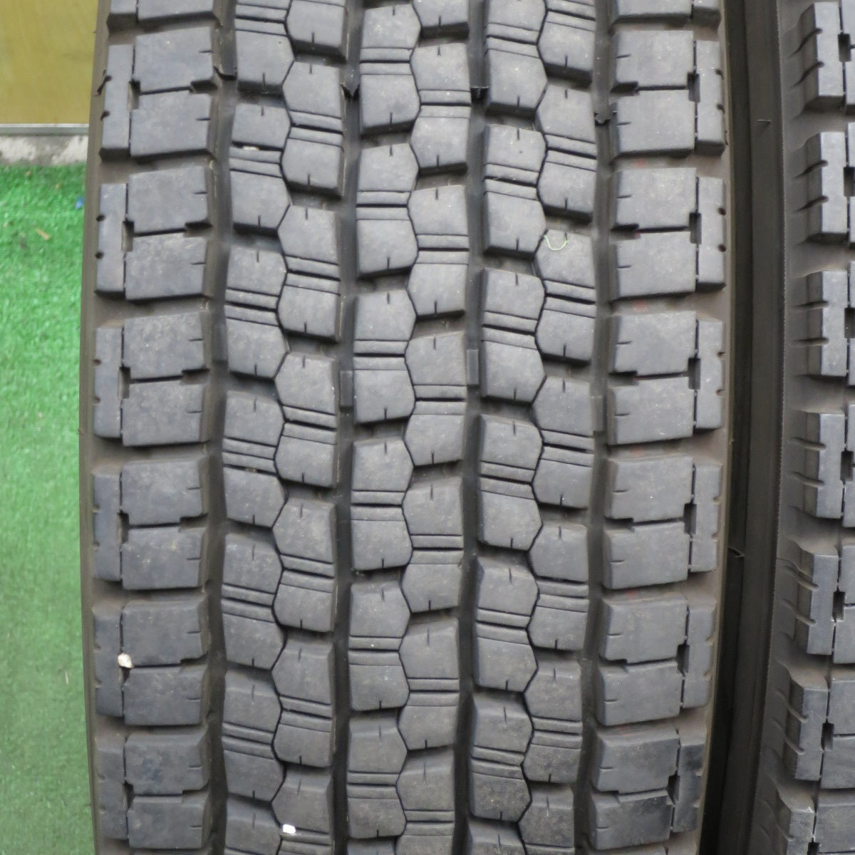 *送料無料* バリ溝！23年！9.5分★トラック タイヤ 225/80R17.5 123/122L スタッドレス ブリヂストン W999 17.5インチ★4032003クスタ