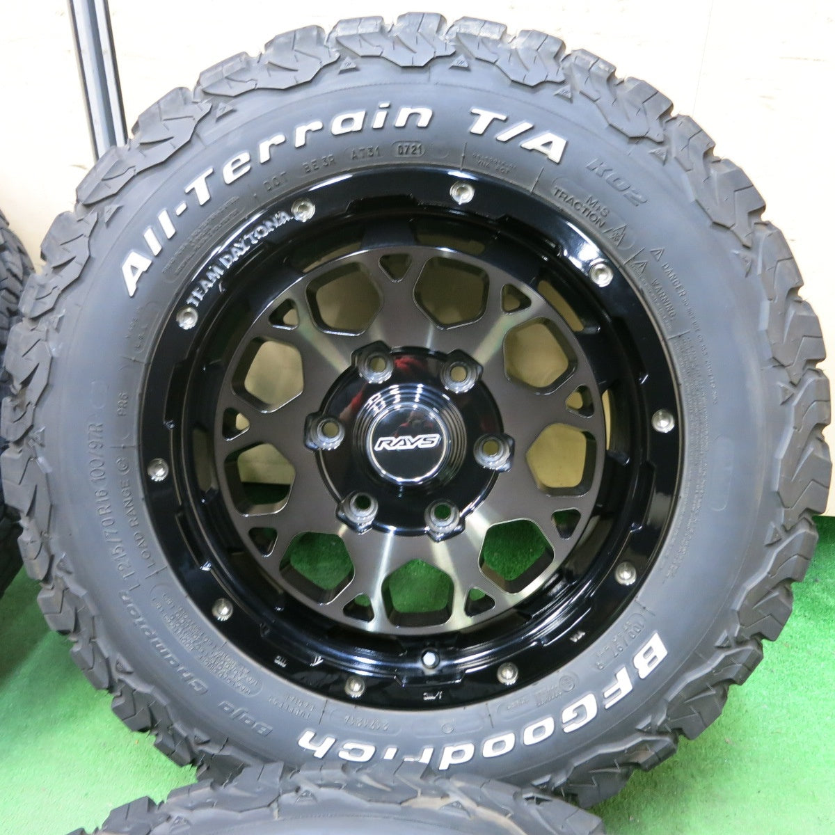 [送料無料] バリ溝！21年！綺麗！9.5分★RAYS DAYTONA M9 215/70R16 BFグッドリッチ All-Terrain T/A KO2 ホワイトレター レイズ デイトナ PCD139.7/6H★4102301SYノ