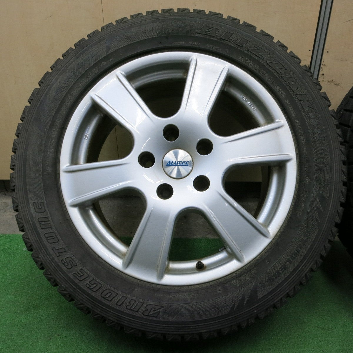 *送料無料* バリ溝！8.5分★ポルシェ 等 ALUTEC 255/55R18 スタッドレス ブリヂストン ブリザック DM-Z3 アルテック PCD130/5H★4071001ナス