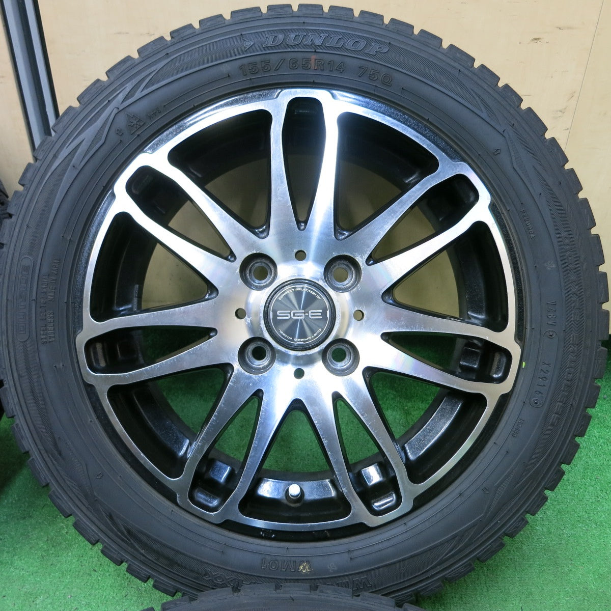 *送料無料* バリ溝！8.5分★スタッドレス 155/65R14 ダンロップ ウインターマックス WM01 SG-E 14インチ PCD100/4H★4091302SYス