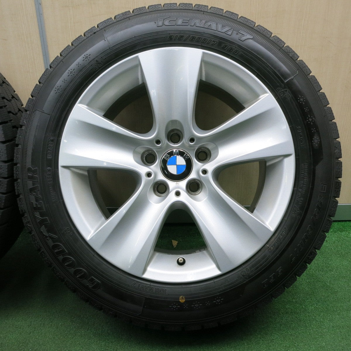 *送料無料* バリ溝！22年！キレイ！ほぼ10分★BMW F10 F11 5シリーズ 純正 215/60R17 スタッドレス グッドイヤー アイスナビ7 17インチ PCD120/5H★4042601NJス