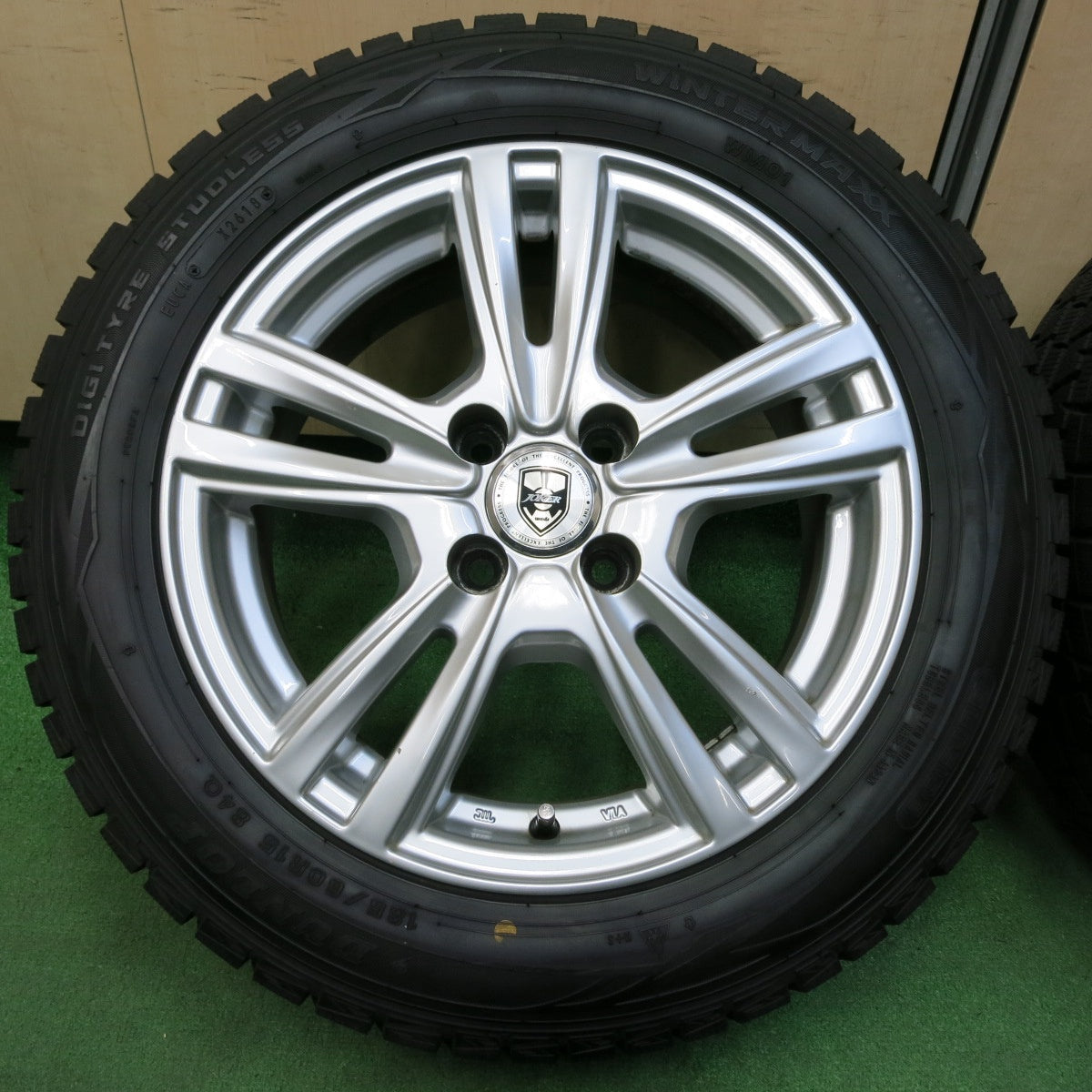 *送料無料* バリ溝！キレイ！9.5分以上★スタッドレス 185/60R15 ダンロップ ウインターマックス WM01 JOKER ジョーカー PCD100/4H★4051113イス