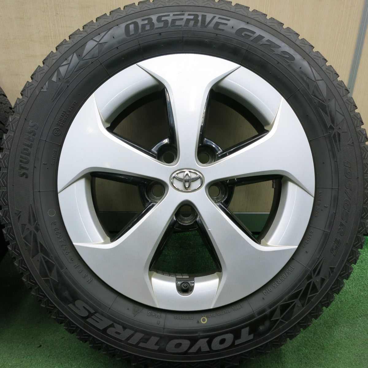 *送料無料* バリ溝！22年！9.5分以上★トヨタ 30系 プリウス 純正 195/65R15 スタッドレス トーヨー オブザーブ GIZ2  15インチ PCD100/5H★4052705HAス