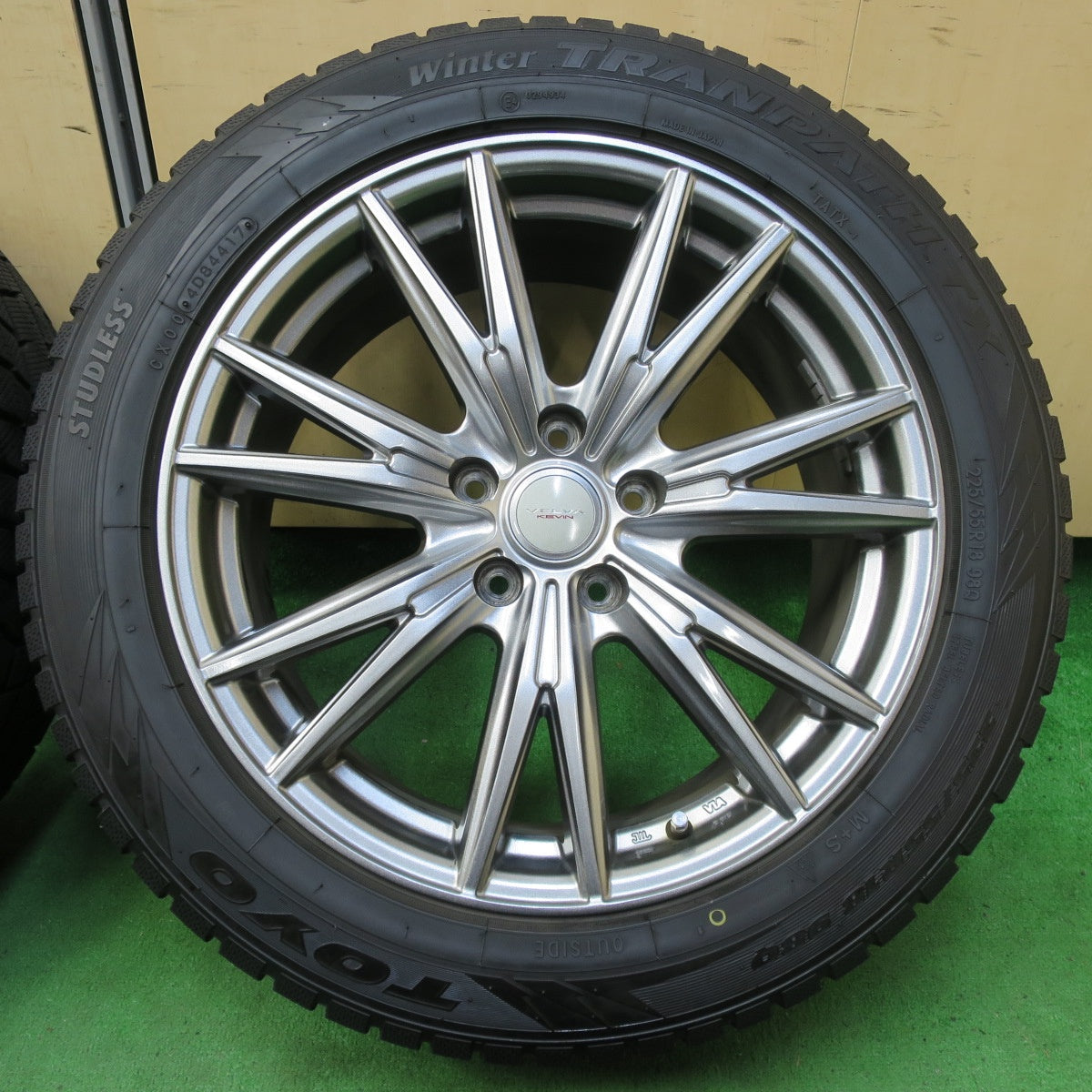 *送料無料* バリ溝！キレイ！9分★スタッドレス 225/55R18 トーヨー ウインター トランパス TX VELVA KEVIN ヴェルヴァ 18インチ PCD114.3/5H★4082001イス