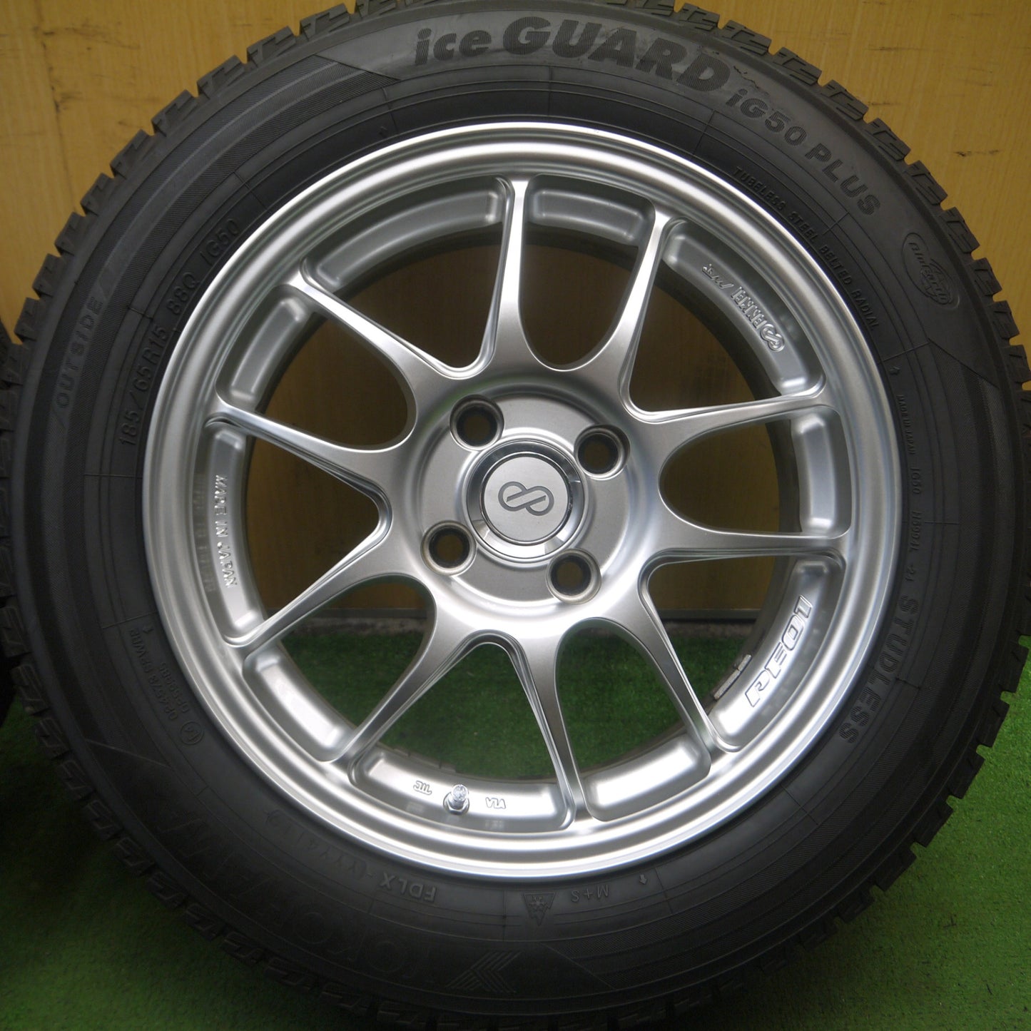 *送料無料* バリ溝！キレイ！9.5分★ENKEI PF01 185/65R15 スタッドレス ヨコハマ アイスガード iG50 プラス エンケイ 15インチ PCD100/4H★4071706Hス