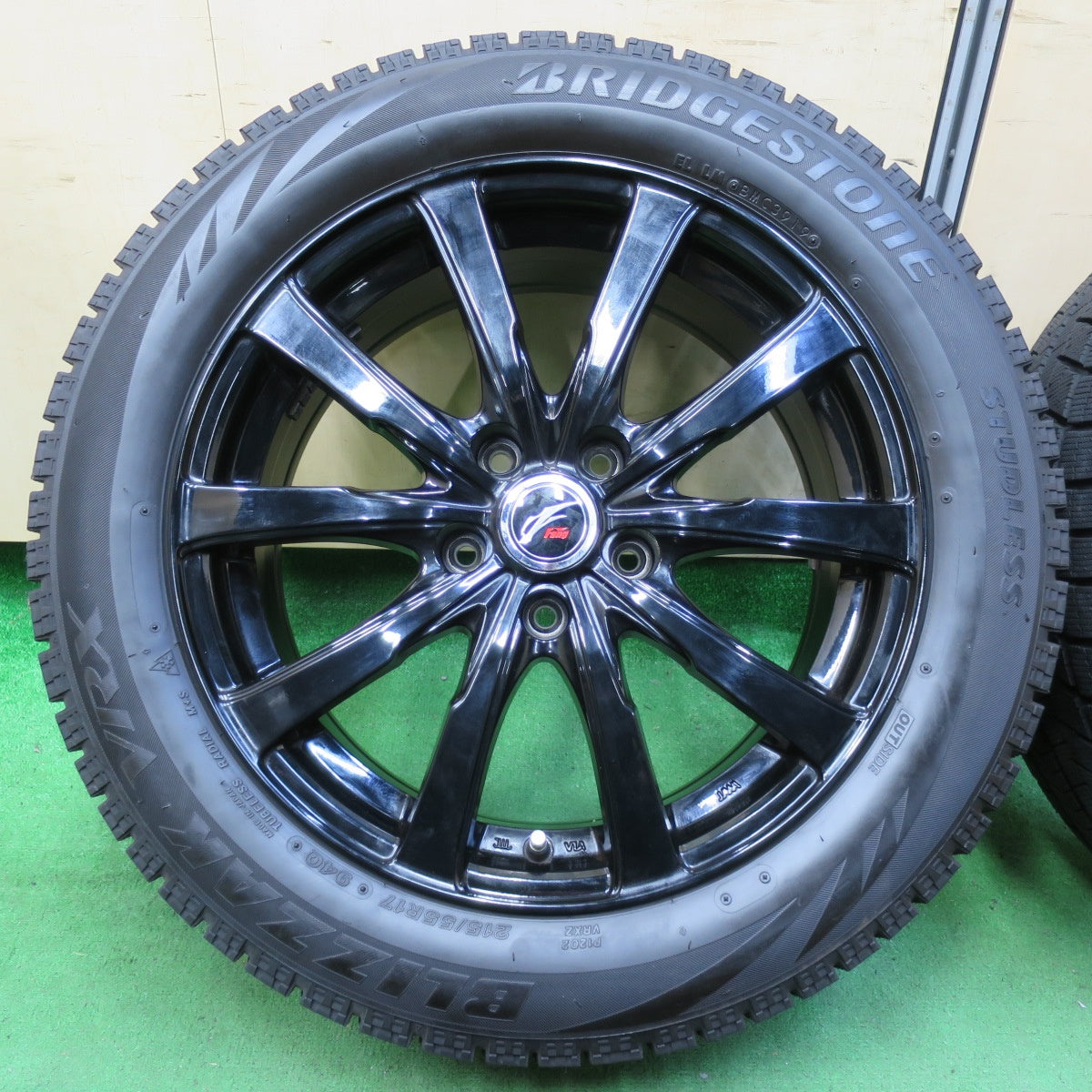 *送料無料* バリ溝！9.5分以上★スタッドレス 215/55R17 ブリヂストン ブリザック VRX Fang ファング 17インチ PCD114.3/5H★4090503イス