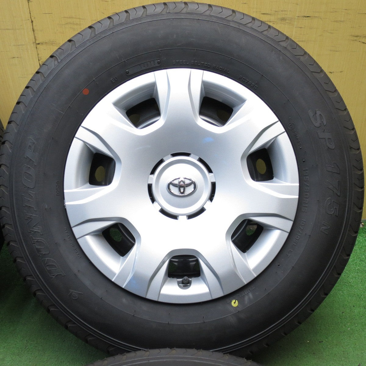 *送料無料* 新車外し★トヨタ 200系 ハイエース 純正 スチール 195/80R15 107/105L ダンロップ SP175N PCD139.7/6H★4040605クノ